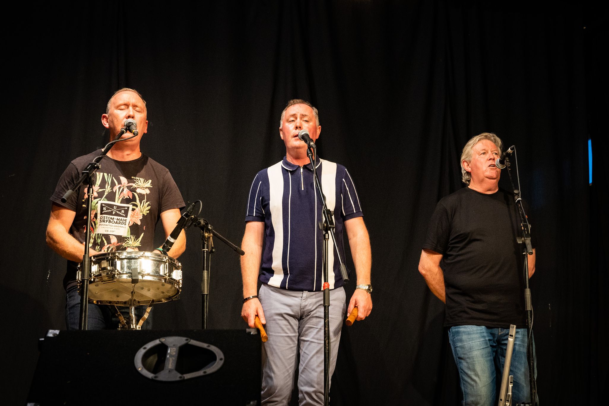 Baill de Chlann Mhic Ruairí ag seinm i Halla Muire