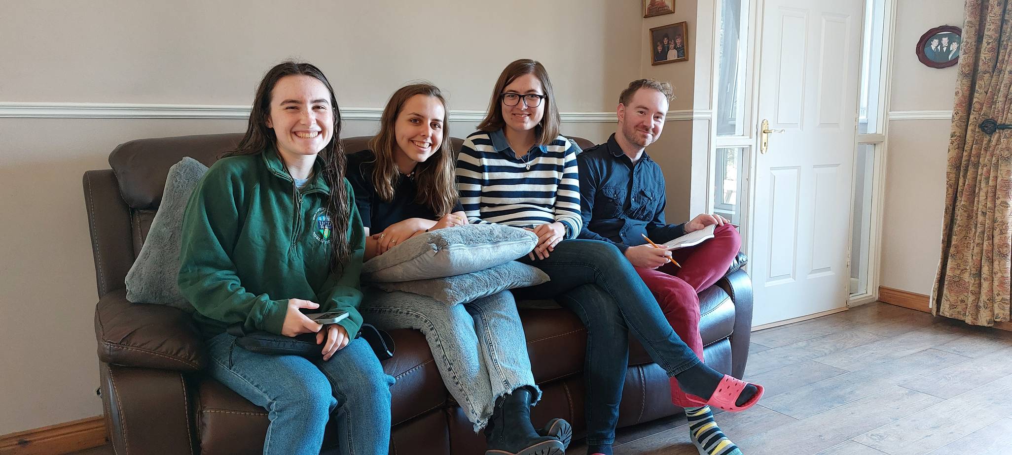 Rannpháirtithe i dteach lóistín i nGleann Fhinne