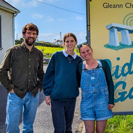 Múinteoirí Oideas Gael le roinnt mac léinn de chuid Ollscoil Notre Dame a bhí ag freastal ar chúrsa