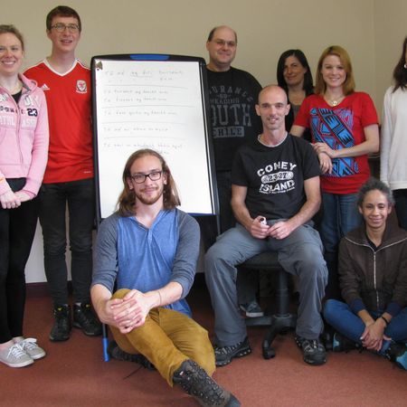 Foghlaimeoirí Gaeilge lena múinteoir Aindriú ag Oideas Gael