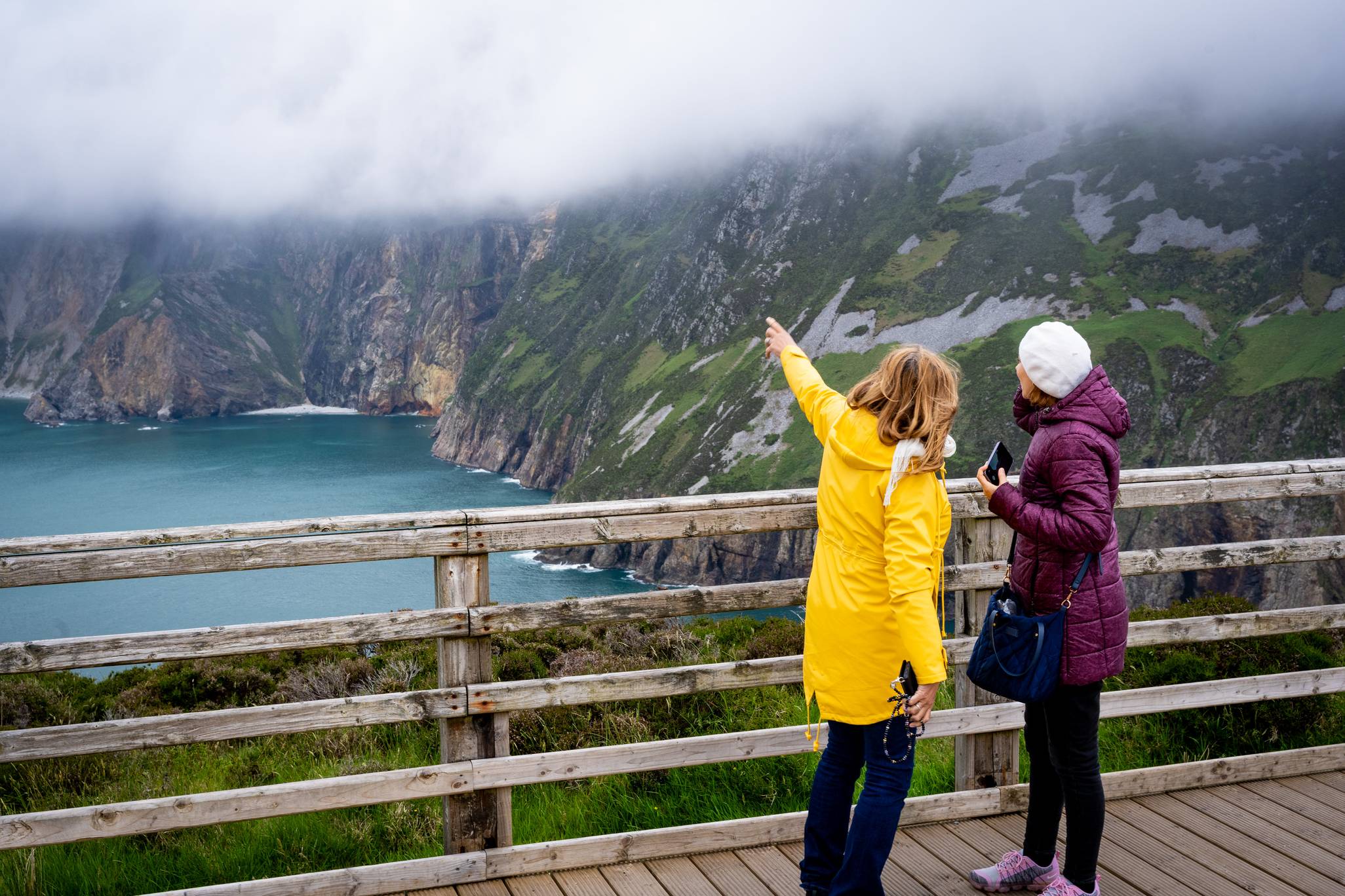 Two persons looking out over the viewing platform the Sliabh Liag cliffs at Bun Glas