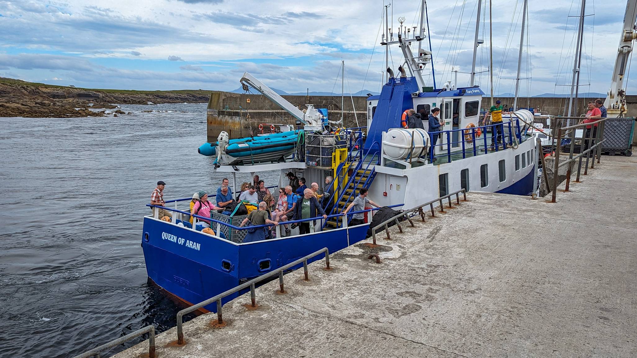 Bád farantóireachta ag teacht i dtír i dToraigh