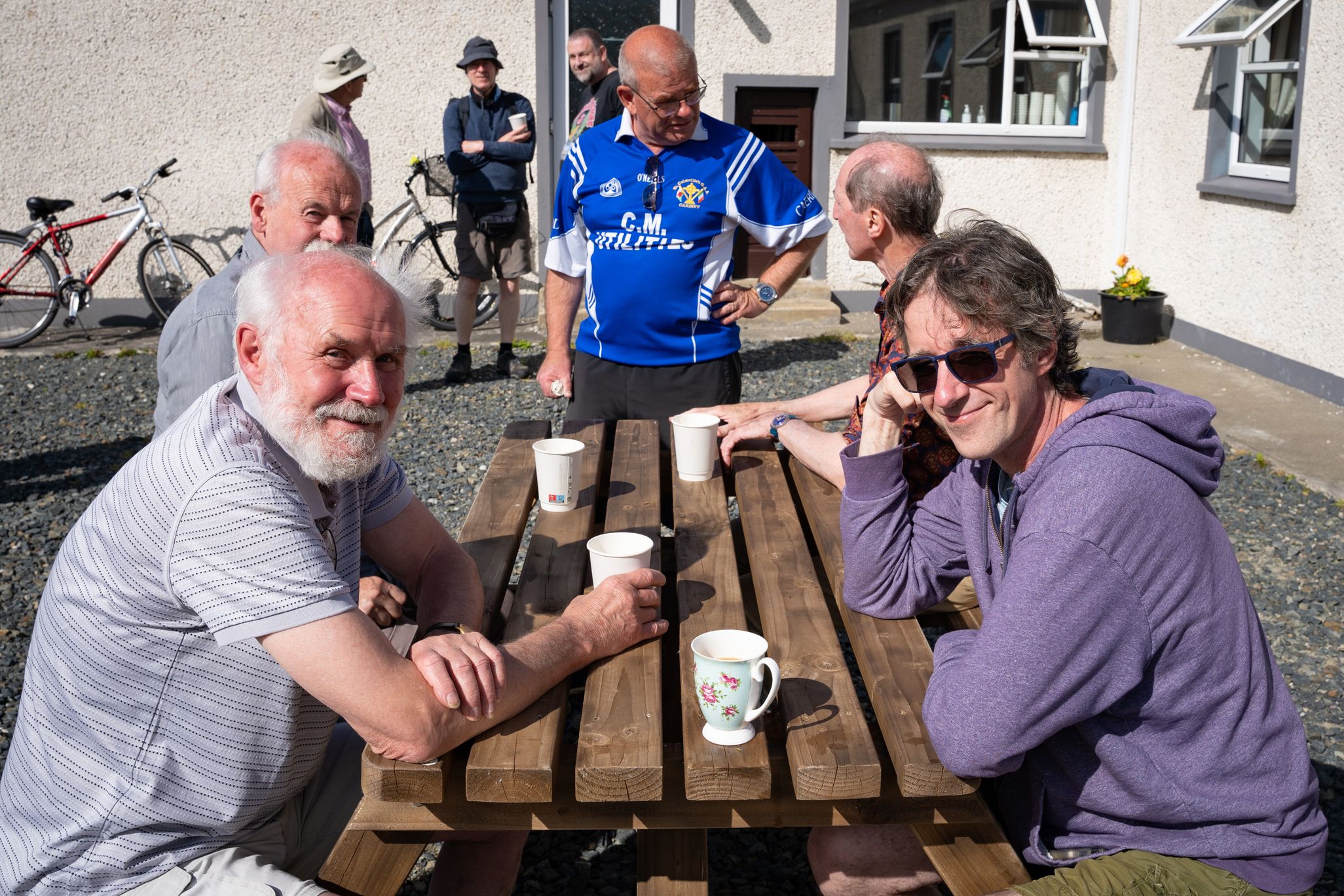 Ag comhrá ag an sos tae