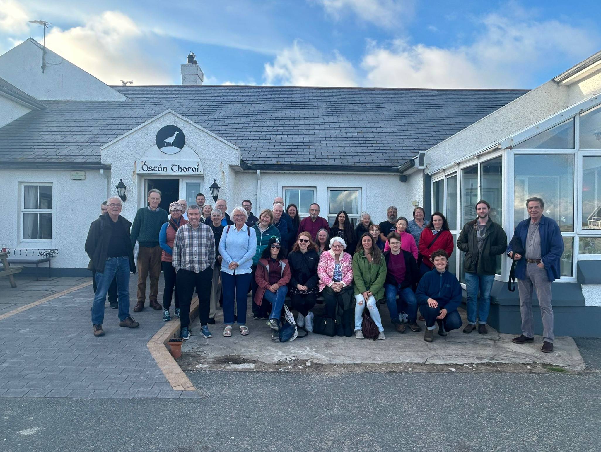 Grúpa lasmuigh d'Óstán Thoraí