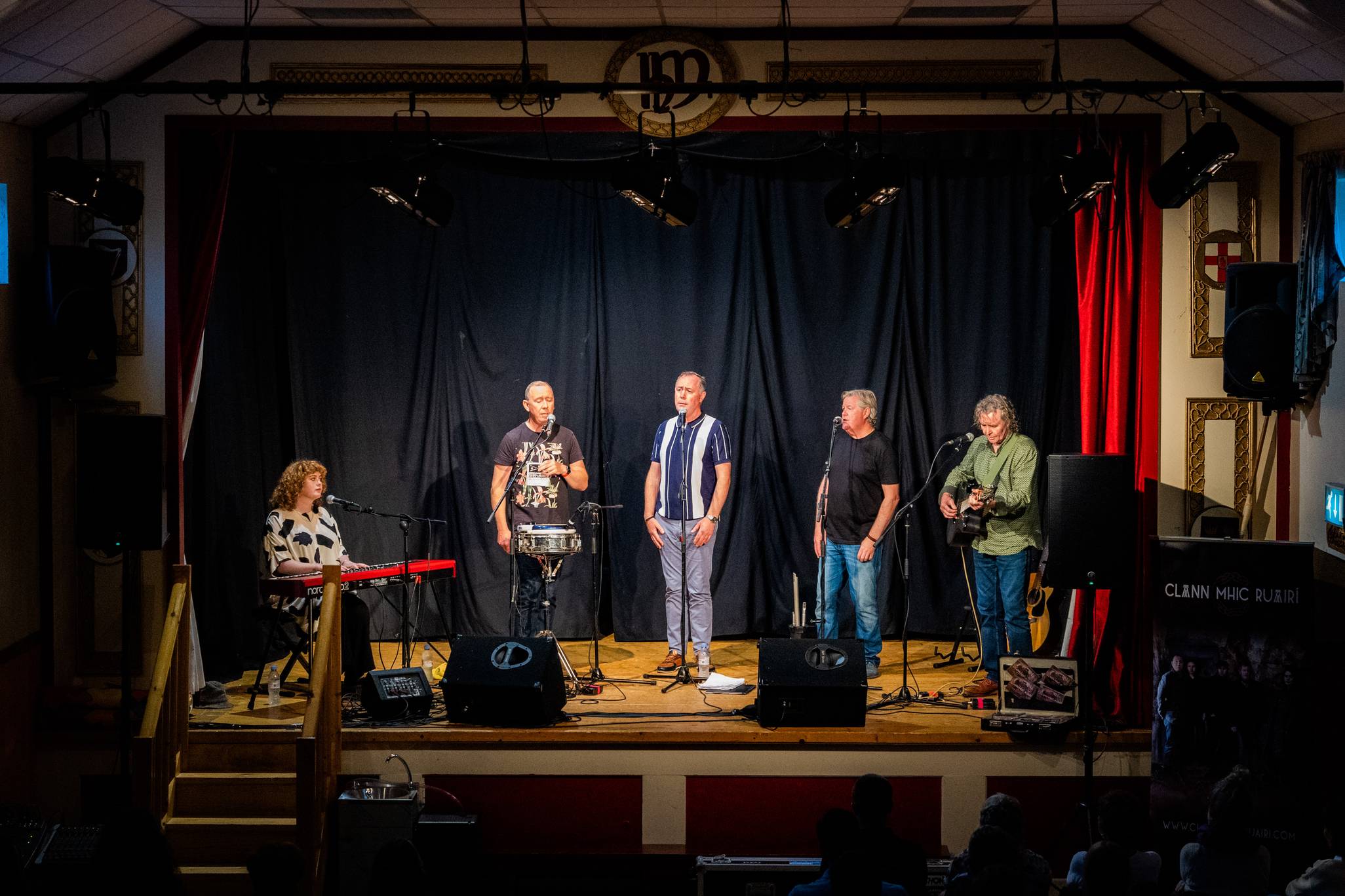 Clann Mhic Ruairí i mbun ceolchoirme i Halla Muire, Gleann Cholm Cille