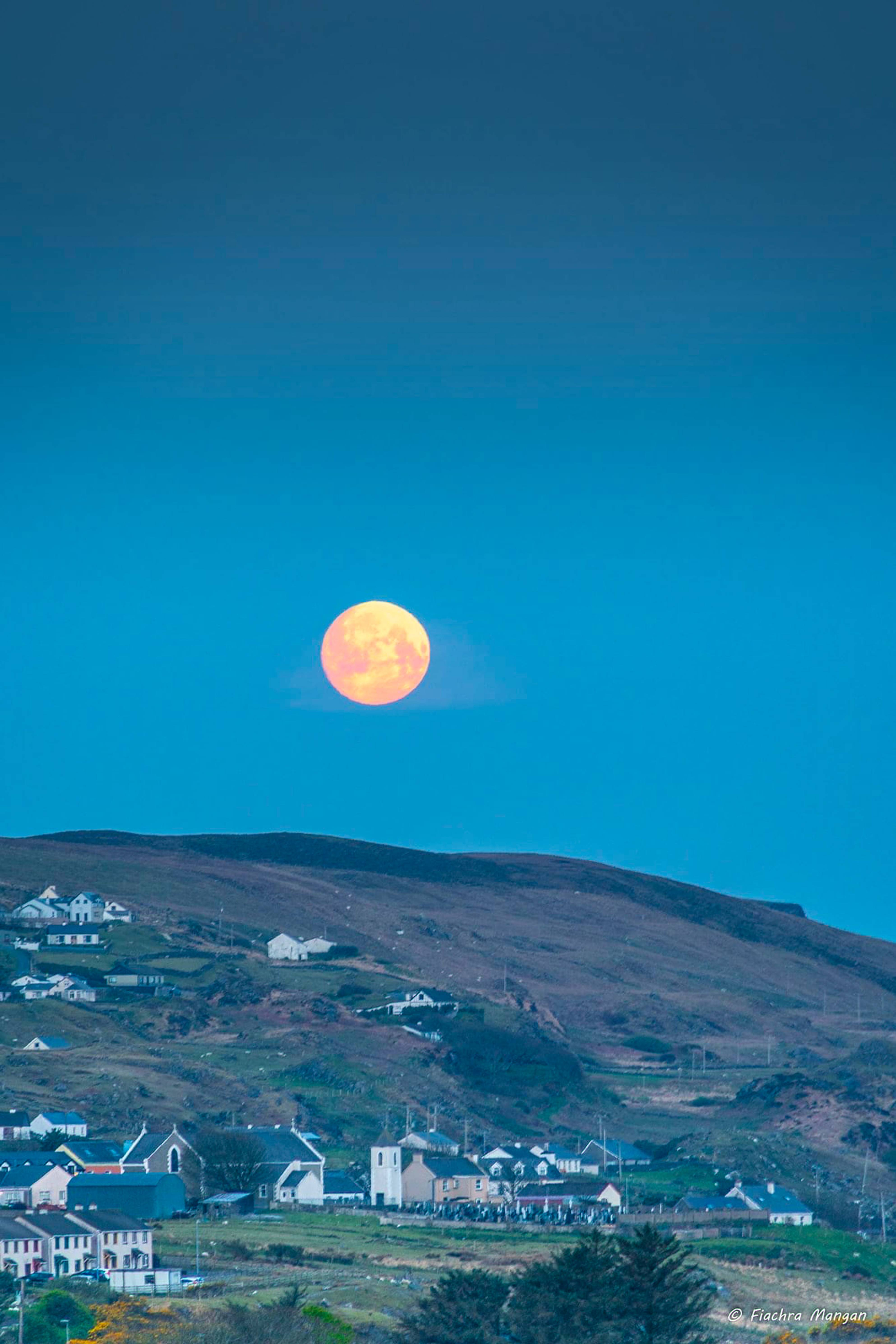Gealach na gcoinleach os cionn an Chaisil, Gleann Cholm Cille