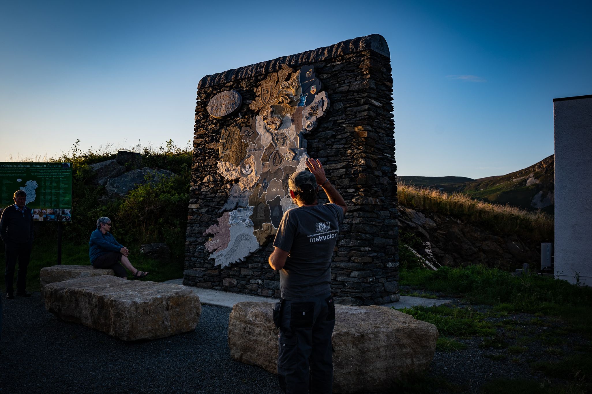 Léarscáil cloiche, Clocha na hÉireann, os comhair an Chlacháin, Gleann Cholm Cille