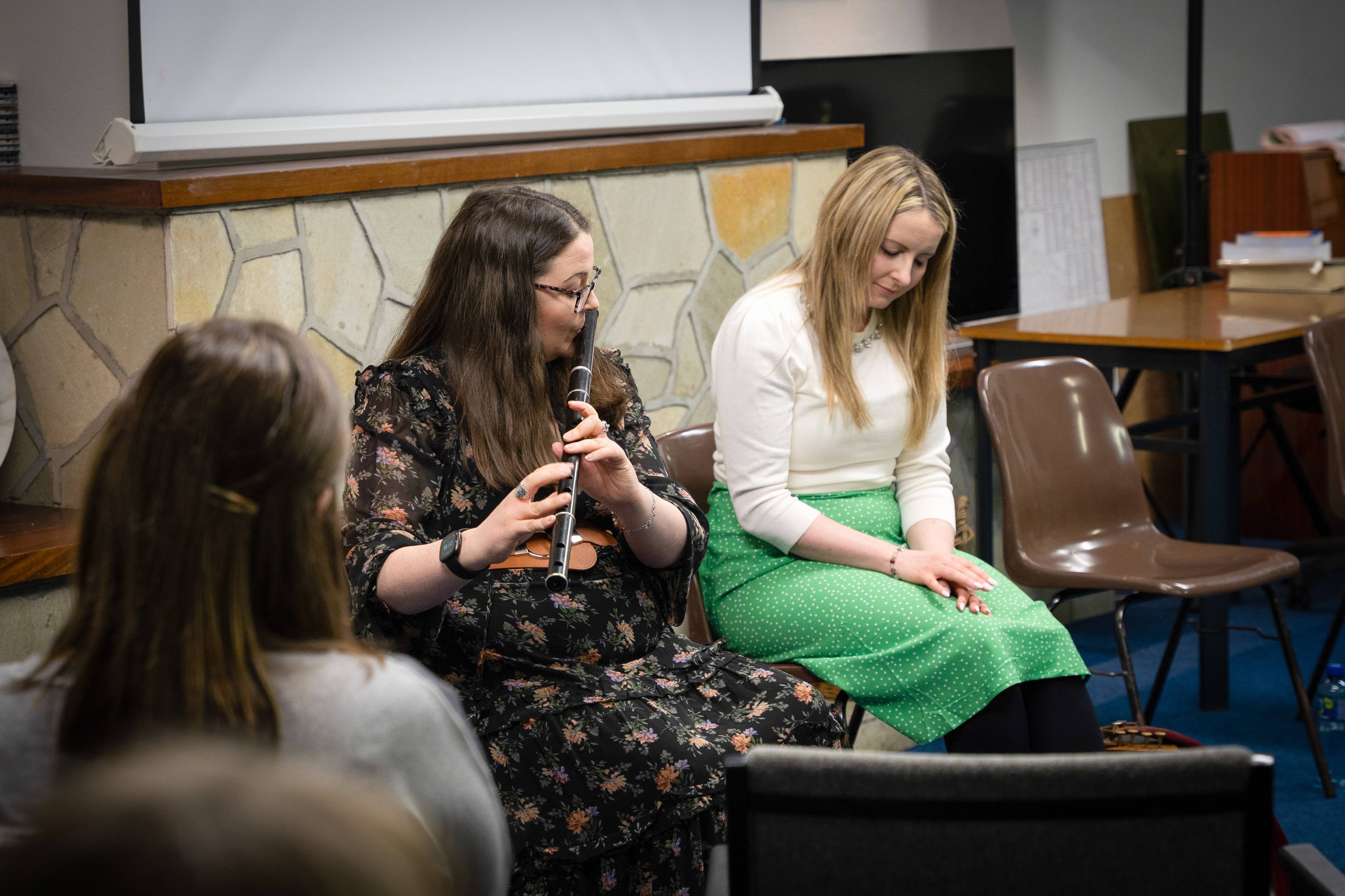 Claire McGrattan ag seinm ar an fheadóg mhór