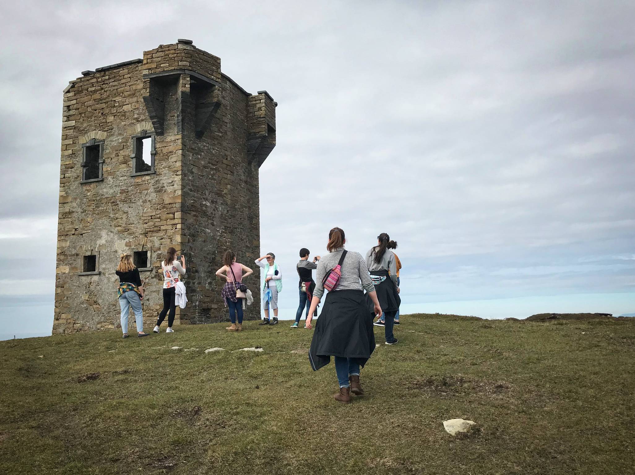 Grúpa ag an túr comharthaíochta ar Chionn Ghlinne