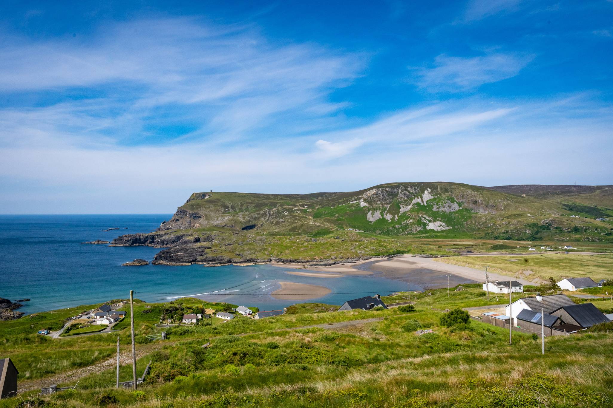 Radharc ar Chionn Ghlinne ón Dumhaigh ina bhfeictear tonnta agus spéir ghorm