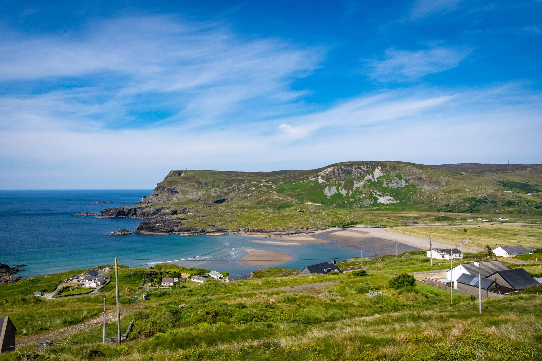 Radharc ar Chionn Ghlinne ón Dumhaigh ina bhfeictear tonnta agus spéir ghorm